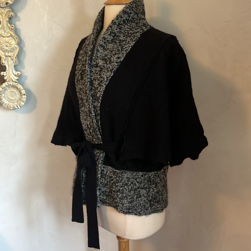 Peck & Peck Wool Black w/gray trim Kimono style snap buttons & Belt Size Medium - Picture 5 of 12